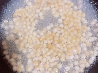 3、珍珠冷萃咖啡,水开后，将珍珠下入锅中，搅拌均匀不粘连。