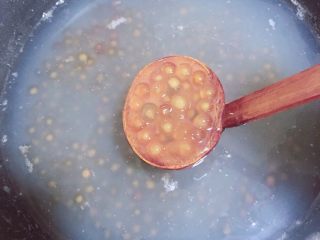 4、珍珠冷萃咖啡,盖盖儿，中小火熬制15分钟后，盖盖子焖10分钟。