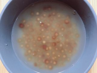 5、珍珠冷萃咖啡,盛出珍珠放入碗中，用一些凉白开泡着珍珠，以免粘连。