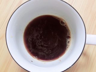 7、珍珠冷萃咖啡,用开水冲泡咖啡粉，搅拌均匀，放凉待用。