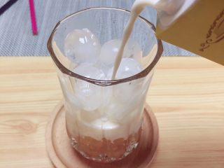 10、珍珠冷萃咖啡,倒入牛奶至杯子的十分之八处。