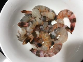 2、炸虾球,虾剥好去黑线留尾巴