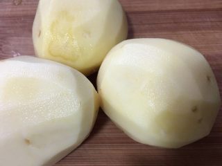 4、炸虾球,土豆去皮