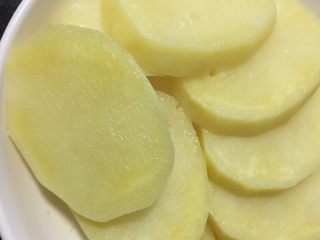 5、炸虾球,土豆蒸熟