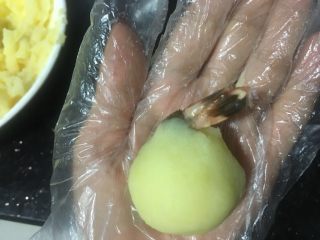 7、炸虾球,将虾仁包在土豆泥中,尾巴留在外边