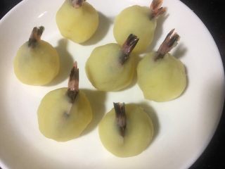 8、炸虾球,把虾仁包入土豆泥中,小尾巴留着外面