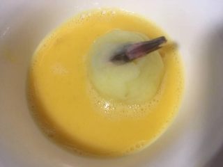 9、炸虾球,鸡蛋液打入碗中,把虾球馅蘸上鸡蛋液,然后再蘸油炸粉或者淀粉,我在超市买的油炸粉非常好用,主要成分是淀粉,糯米粉和小麦粉,你也可以三者混合一起使用