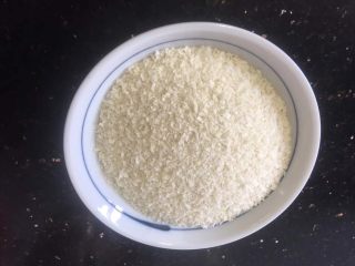 10、炸虾球,准备适量面包糠