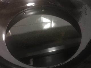 12、炸虾球,锅里放入适量的油烧至七成热