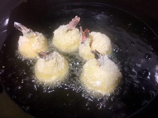 13、炸虾球,放入虾球小火慢炸5分钟炸至金黄色就可以出锅了