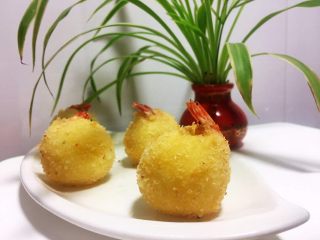 14、炸虾球,虾球控油摆入盘中,你也可以配上沙拉酱或者番茄酱都别有风味,金黄的虾球很漂亮,有木有?
