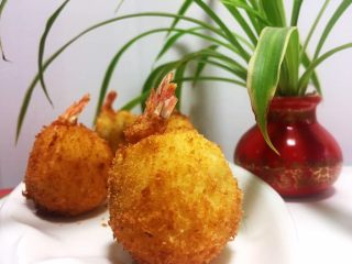 15、炸虾球,喜欢老一点可以炸久一点,颜色也会深一点,凤尾虾球在家轻松做,色泽诱人,鲜香味美,下午茶点心也可以这样做,好看好吃,配上果汁或者酸奶都是不错的选择,小朋友一定很喜欢呢。