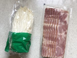 1、金针菇培根卷,先把材料备好