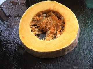 1、营养早餐之南瓜奶＋鸡蛋,拿出一越350克的南瓜