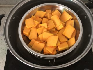 5、营养早餐之南瓜奶＋鸡蛋,把南瓜依次放入电磁炉中，盖上盖子，预约1000瓦15分钟