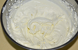 14、海绵蛋糕,淡奶油加入细砂糖打发。