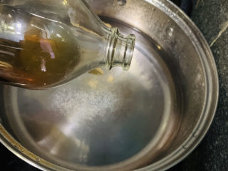 3、鸡腿炖香菇,加入料酒,料酒和姜丝会更好的去腥,并且很香;