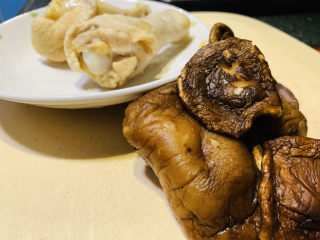 9、鸡腿炖香菇,干香菇和鸡腿都已经处理干净;