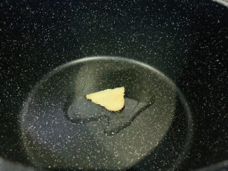 10、鸡腿炖香菇,起锅,加少许油,并放一片姜片;