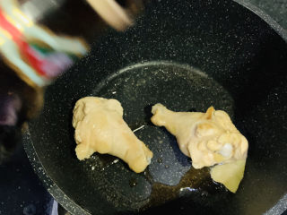 12、鸡腿炖香菇,中小火,鸡腿煎至微黄,倒入少许老酒炒香;