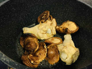 13、鸡腿炖香菇,加入香菇,一起大火炒;