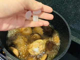 19、鸡腿炖香菇,加入几个冰糖,提鲜;