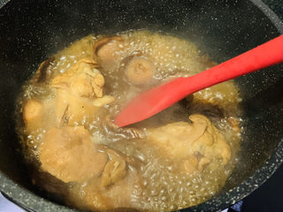 20、鸡腿炖香菇,大火继续焖炖,中间翻锅盖翻伴下;