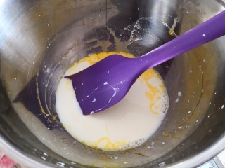 2、芒果班戟,倒入牛奶拌匀