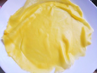 6、芒果班戟,出锅保鲜膜盖着冷却