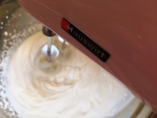 7、芒果班戟,奶油加糖打发出纹路