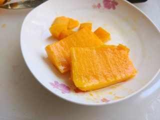 9、芒果班戟,芒果切块放中间