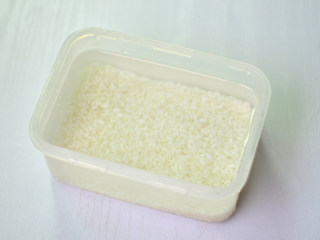 2、皮蛋瘦肉粥,大米洗净，用清水泡一会