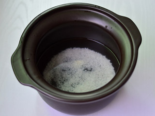 3、皮蛋瘦肉粥,倒掉浸泡的水，放入砂锅中，重新注入水
