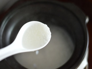 8、皮蛋瘦肉粥,搅拌一下粥，煮至浓稠开花