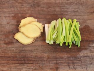 2、简单电饭锅焗三杯鸡,葱切段,姜切片