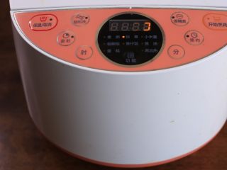11、简单电饭锅焗三杯鸡,再盖上盖煮至煮饭键转为保温焖10分钟 开盖用筷子扎一下鸡腿有没有血水流出,没有就熟了