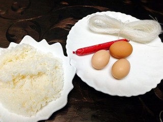 1、剩米饭百种做法+小老鼠抱蛋煎饭团,准备好食材