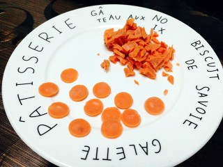 2、剩米饭百种做法+小老鼠抱蛋煎饭团,火腿切出小圆片，剩余火腿切碎