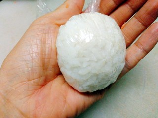 4、剩米饭百种做法+小老鼠抱蛋煎饭团,先收紧掌心捏成球
