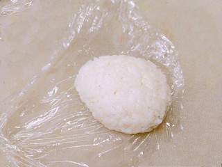 5、剩米饭百种做法+小老鼠抱蛋煎饭团,再压成图中所示三角形。