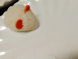 6、剩米饭百种做法+小老鼠抱蛋煎饭团,插上火腿小圆片做耳朵。注意粘紧。