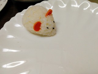 7、剩米饭百种做法+小老鼠抱蛋煎饭团,再用黑芝麻做眼睛，鼻子