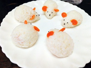 8、剩米饭百种做法+小老鼠抱蛋煎饭团,依次做好饭团，