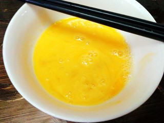 9、剩米饭百种做法+小老鼠抱蛋煎饭团,鸡蛋打散