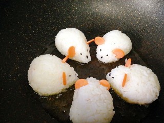 13、剩米饭百种做法+小老鼠抱蛋煎饭团,摆放入锅，调中火，底部略煎。