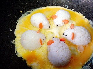14、剩米饭百种做法+小老鼠抱蛋煎饭团,倒入鸡蛋液，盖上锅盖。