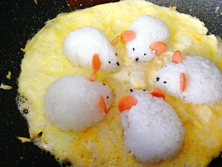 15、剩米饭百种做法+小老鼠抱蛋煎饭团,铲子在旁边划一下