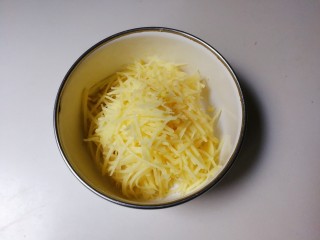 4、葱香土豆鸡蛋饼,擦成丝