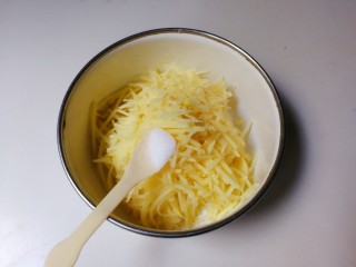 5、葱香土豆鸡蛋饼,放入适量盐拌匀腌制五分钟