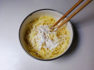 6、葱香土豆鸡蛋饼,放入面粉拌匀